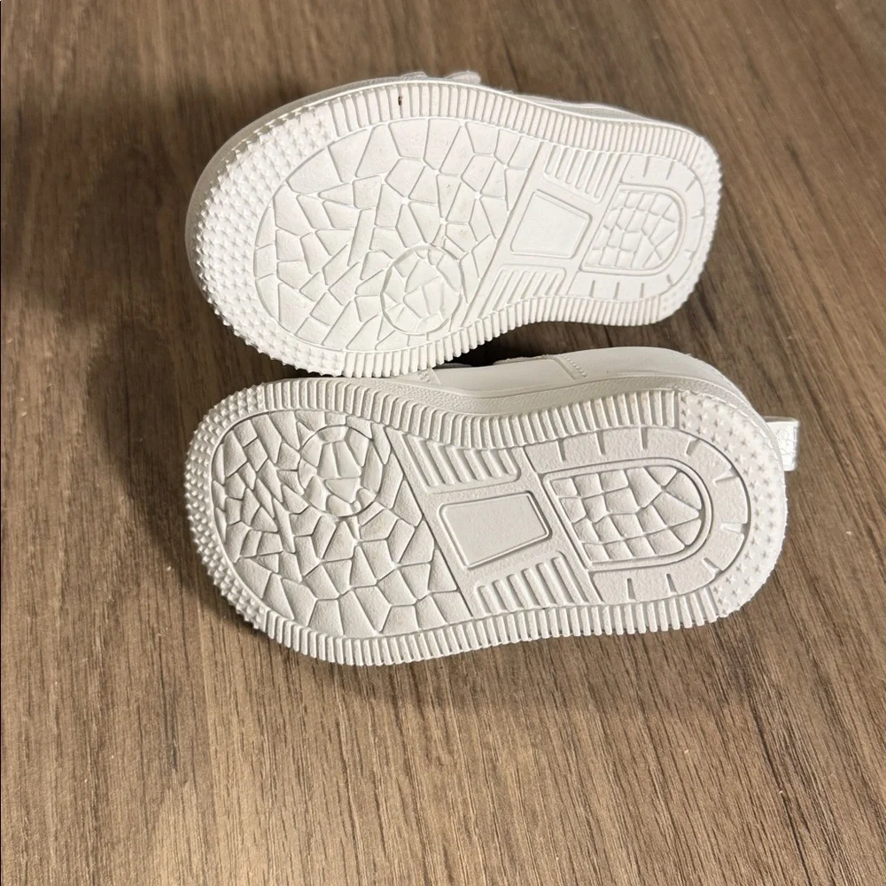First Steps Baby girl Sneakers size‎ 4 with hook and loop Straps bright white